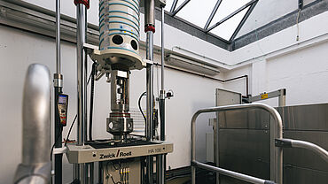 帶高壓滅菌的油壓伺服試驗機，用於在壓縮氫氣環境（高壓和高溫）中進行試驗