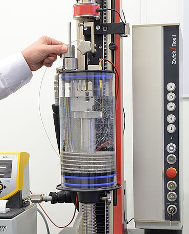 Preskus katetra v tekočinski kopeli na stroju za preskušanje materialov zwickiLine