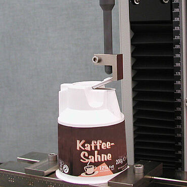 Testen van componenten uit kunststof: activatiekracht van een melkverpakking als voorbeeld van tests op half-afgewerkte en afgewerkte producten uit kunststof